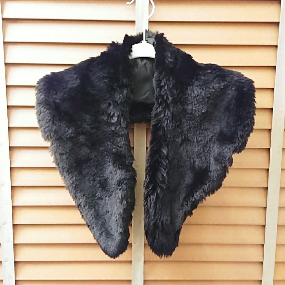 NWOT black faux fur collar/shawl.